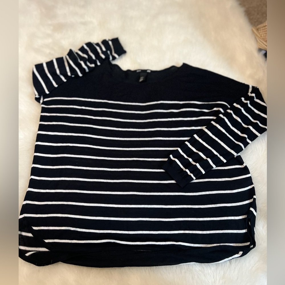 H&M sz M knit long sleeved black white striped sweater top 0651